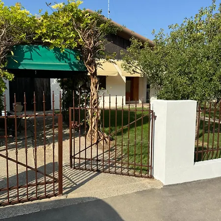 Casa Degli Albicocchi - Near Venice - Whole House With Garden And Free Prkg * Spinea